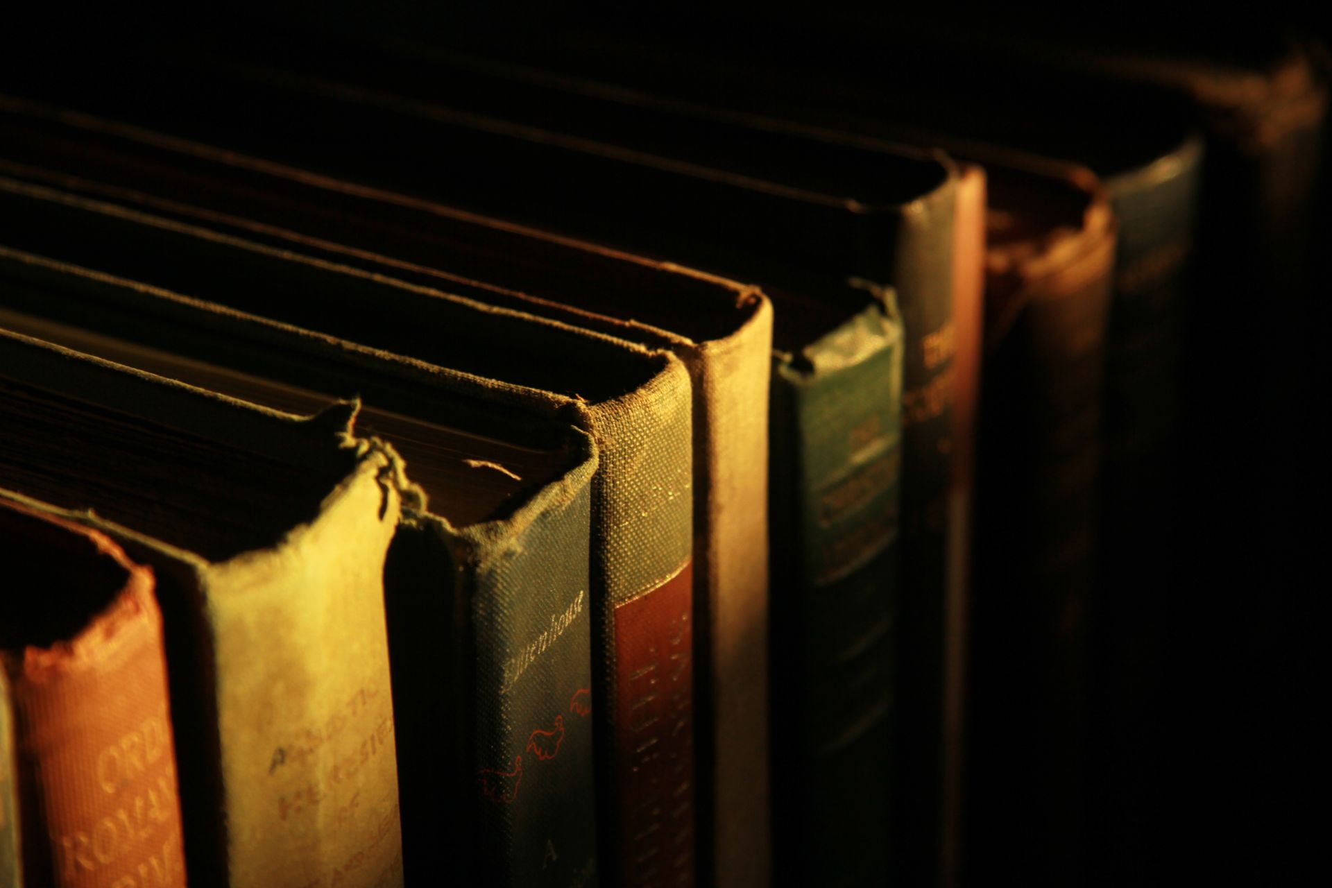 А чи знали ви, що старі книги можуть бути отруйними?